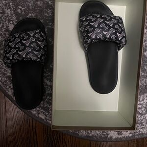 Burberry slides with monogram in great condition